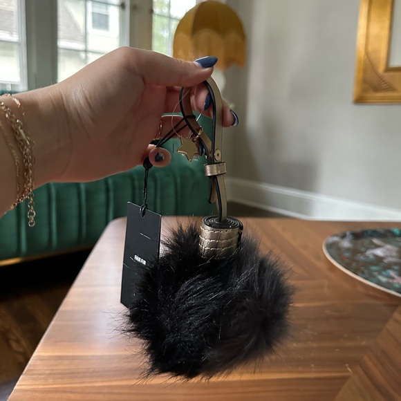 NWT KENDALL+KYLIE Pom Pom FAUX FUR BAG FOB KEYCHAIN - Picture 3 of 3